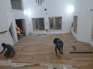 Spc(Stone Plastic Composite) Floor Installer.