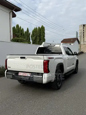 Toyota Tundra SR CrewMax 5.5' Bed 2023 White