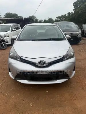 Toyota Vitz 1.3 AWD 5dr 2015 Silver