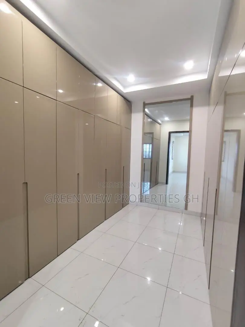 6bdrm Mansion in East Legon for rent