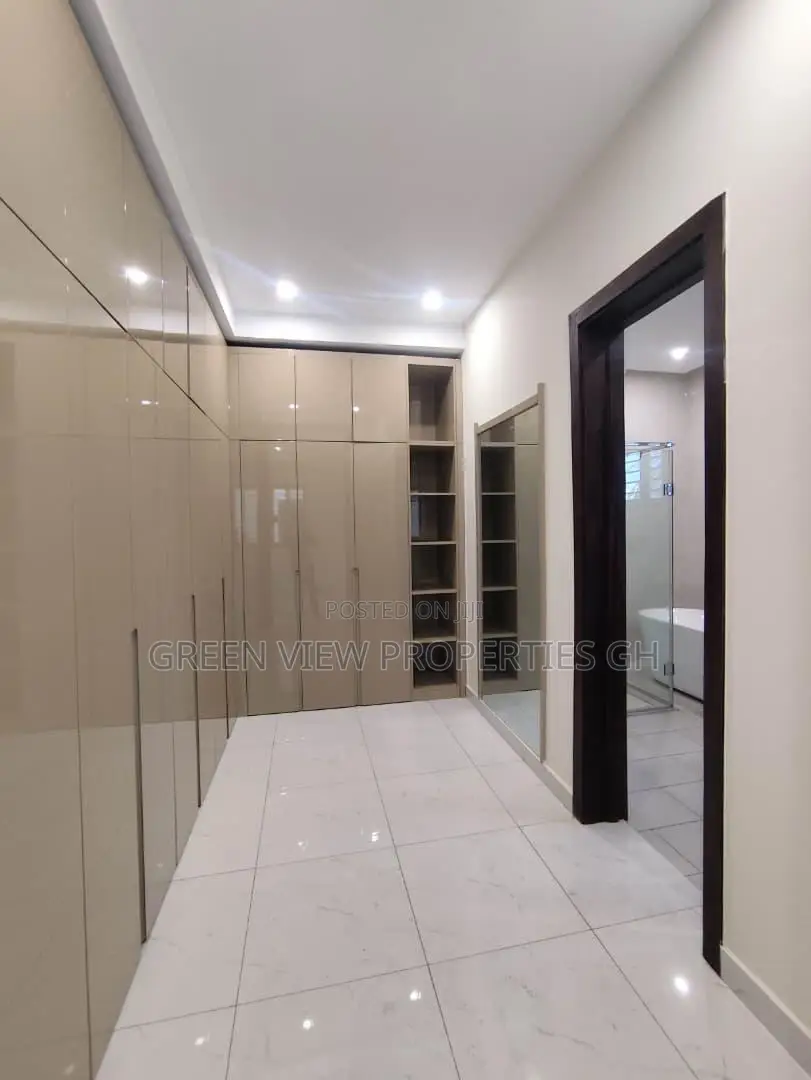 6bdrm Mansion in East Legon for rent