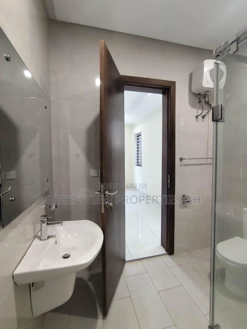 6bdrm Mansion in East Legon for rent