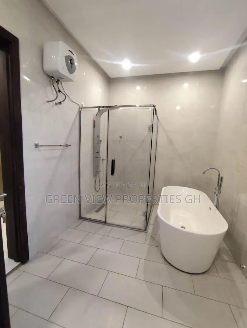 6bdrm Mansion in East Legon for rent