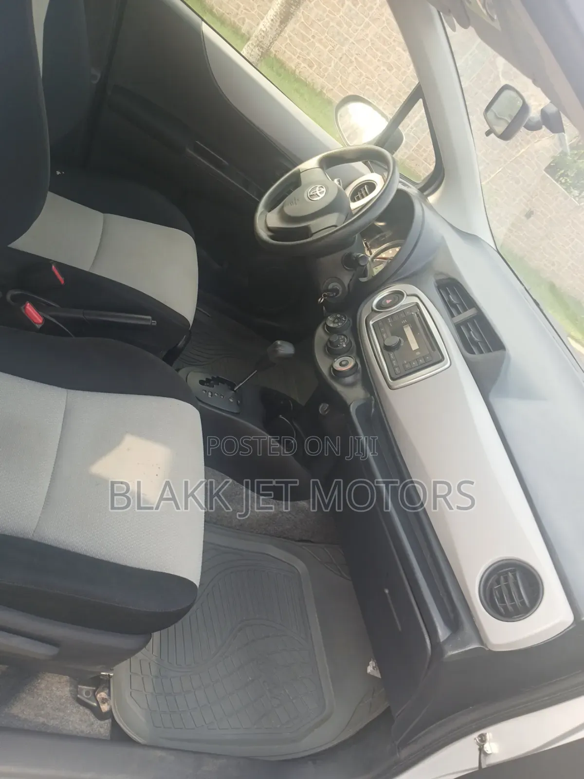 Toyota Vitz 1.3 AWD 5dr 2014 Silver