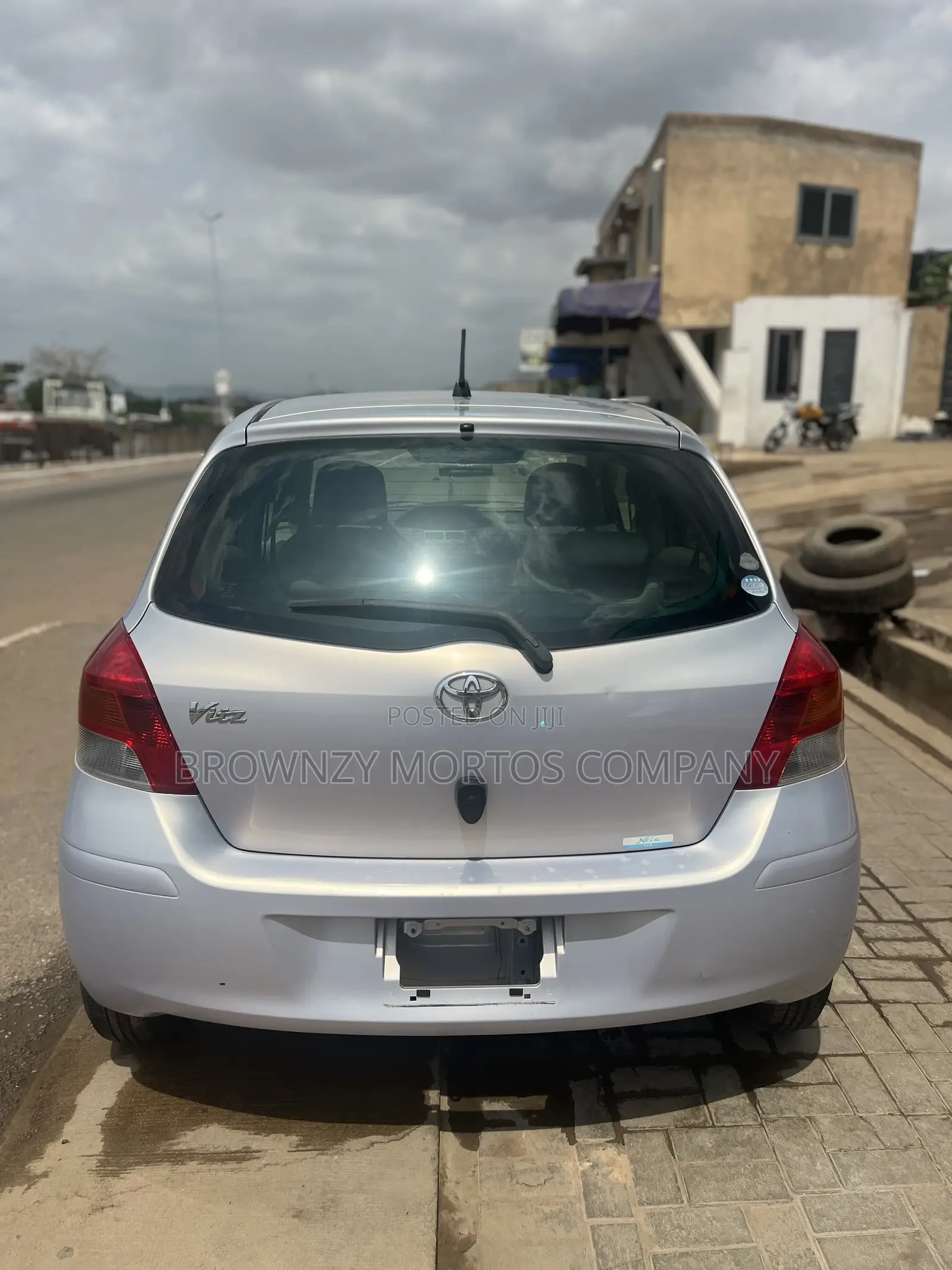 Toyota Vitz 2010 Silver