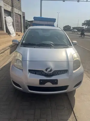 Toyota Vitz 2010 Silver