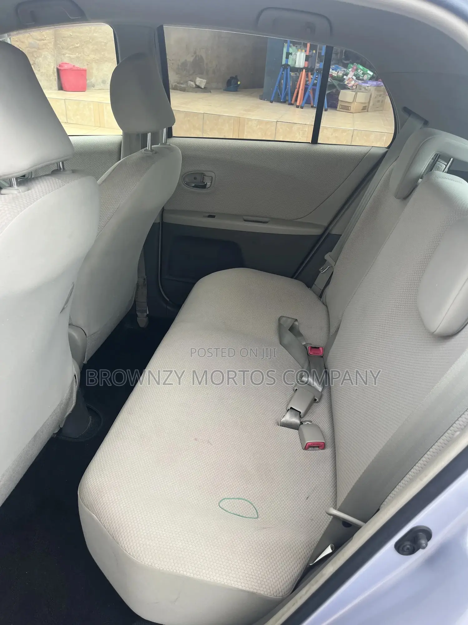Toyota Vitz 2010 Silver