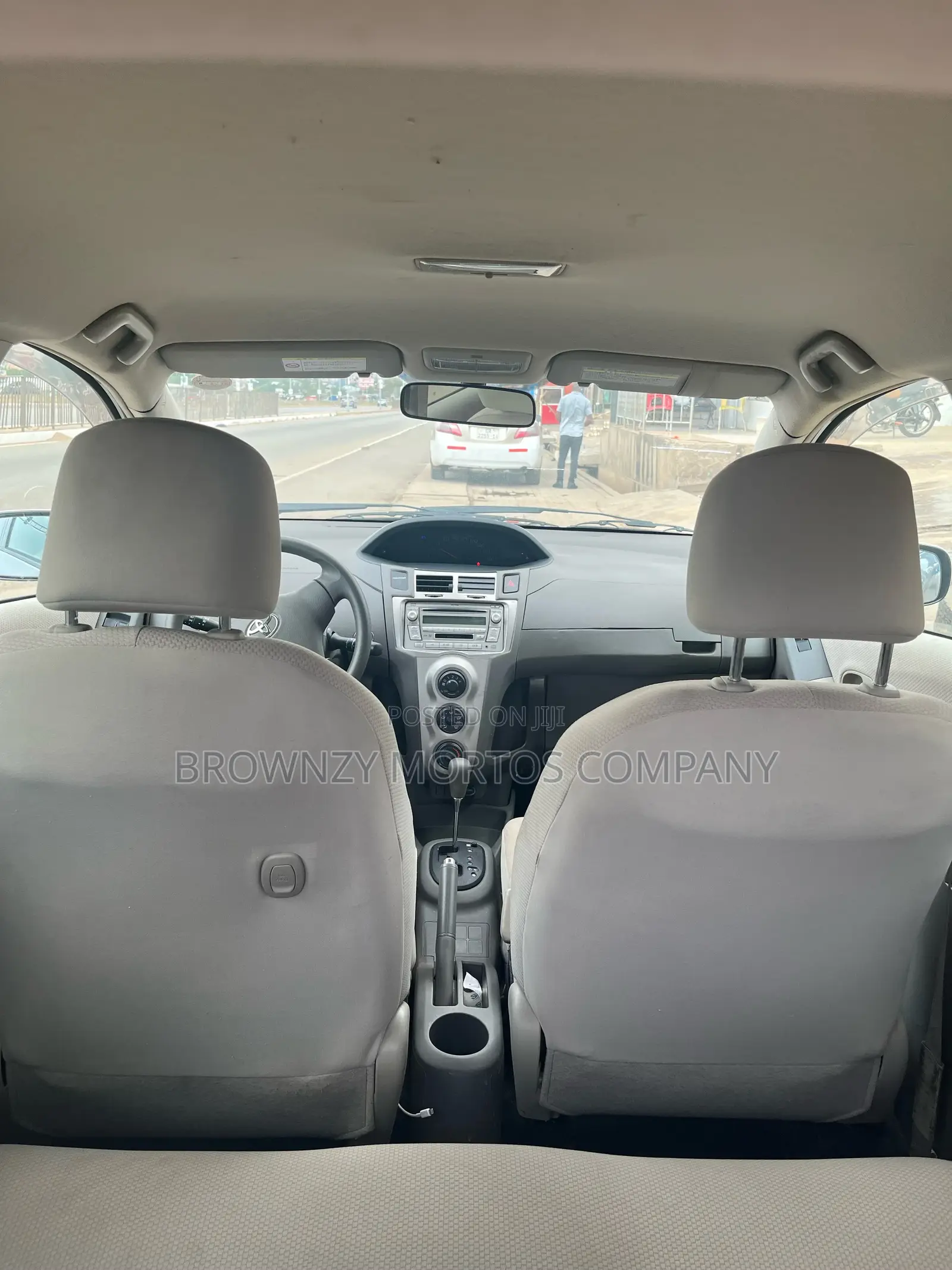 Toyota Vitz 2010 Silver