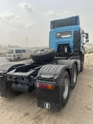Tractor Head Powered by 420hp Cummins Engine