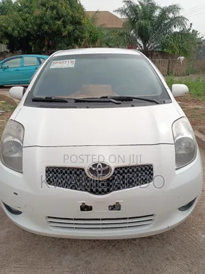 Toyota Yaris Base Hatchback 5dr 2011 White