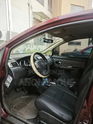 Nissan Versa 1.8 S Hatchback 2010 Red
