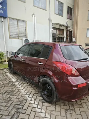 Nissan Versa 1.8 S Hatchback 2010 Red