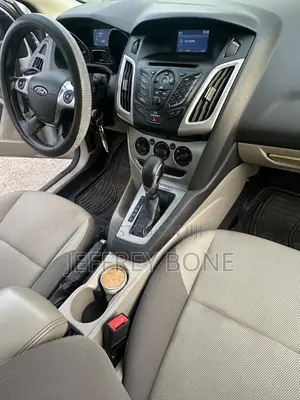 Ford Focus SE 4dr Sedan (2.0L 4cyl 5M) 2014 Silver
