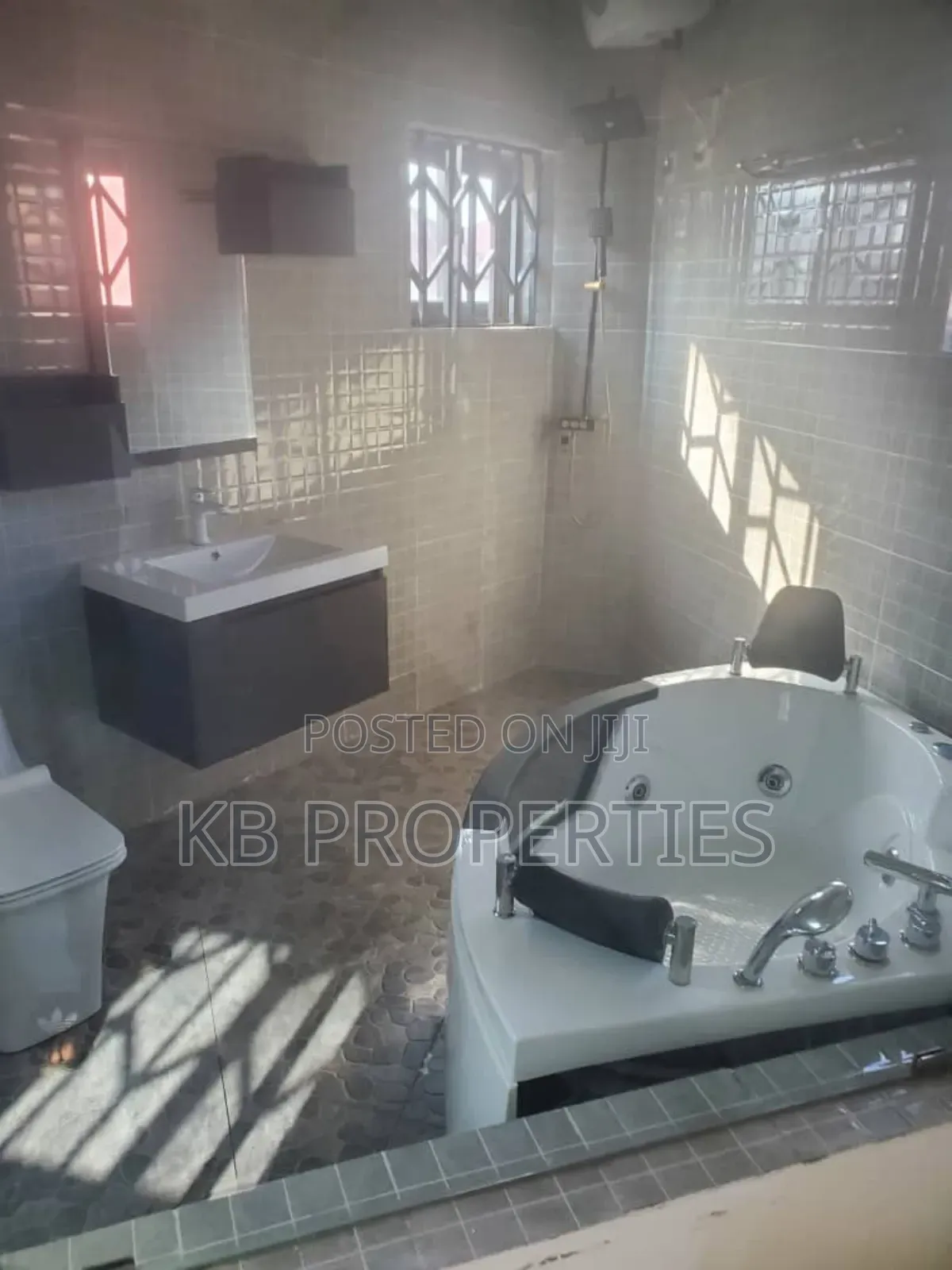 5bdrm House in Kb Properties, Spintex for rent