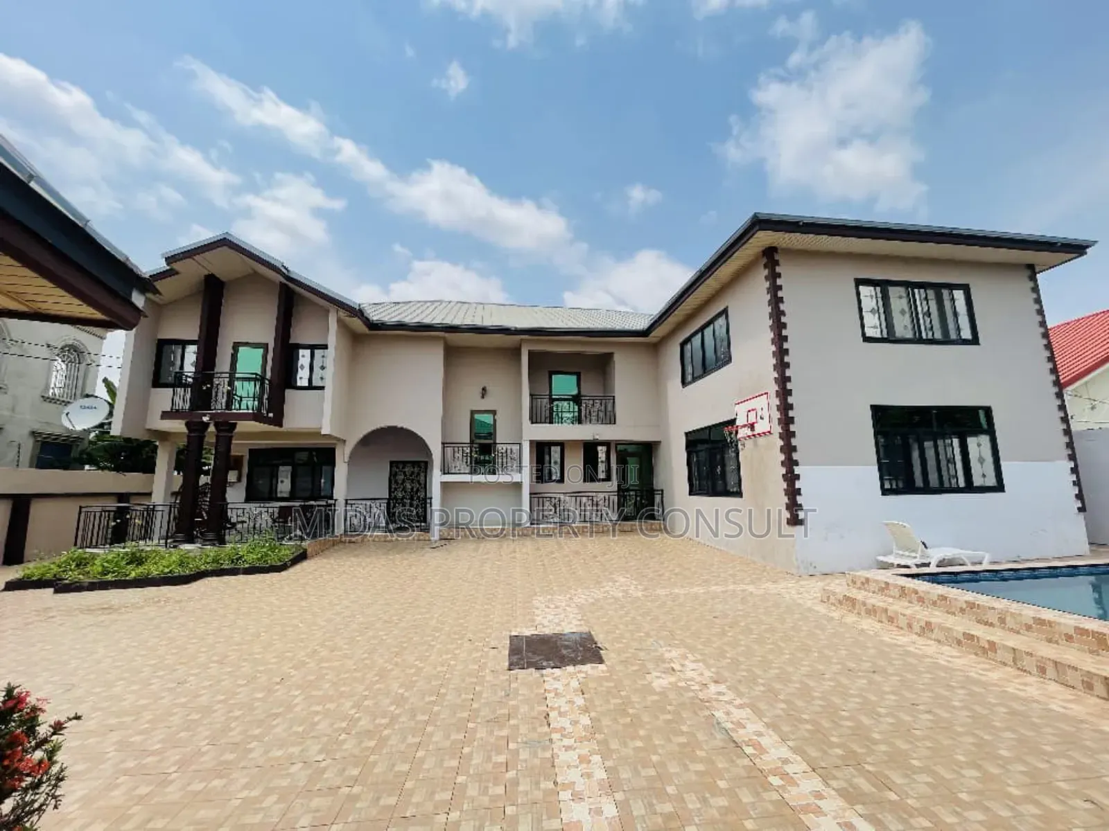 7bdrm House in Eat Legon for sale