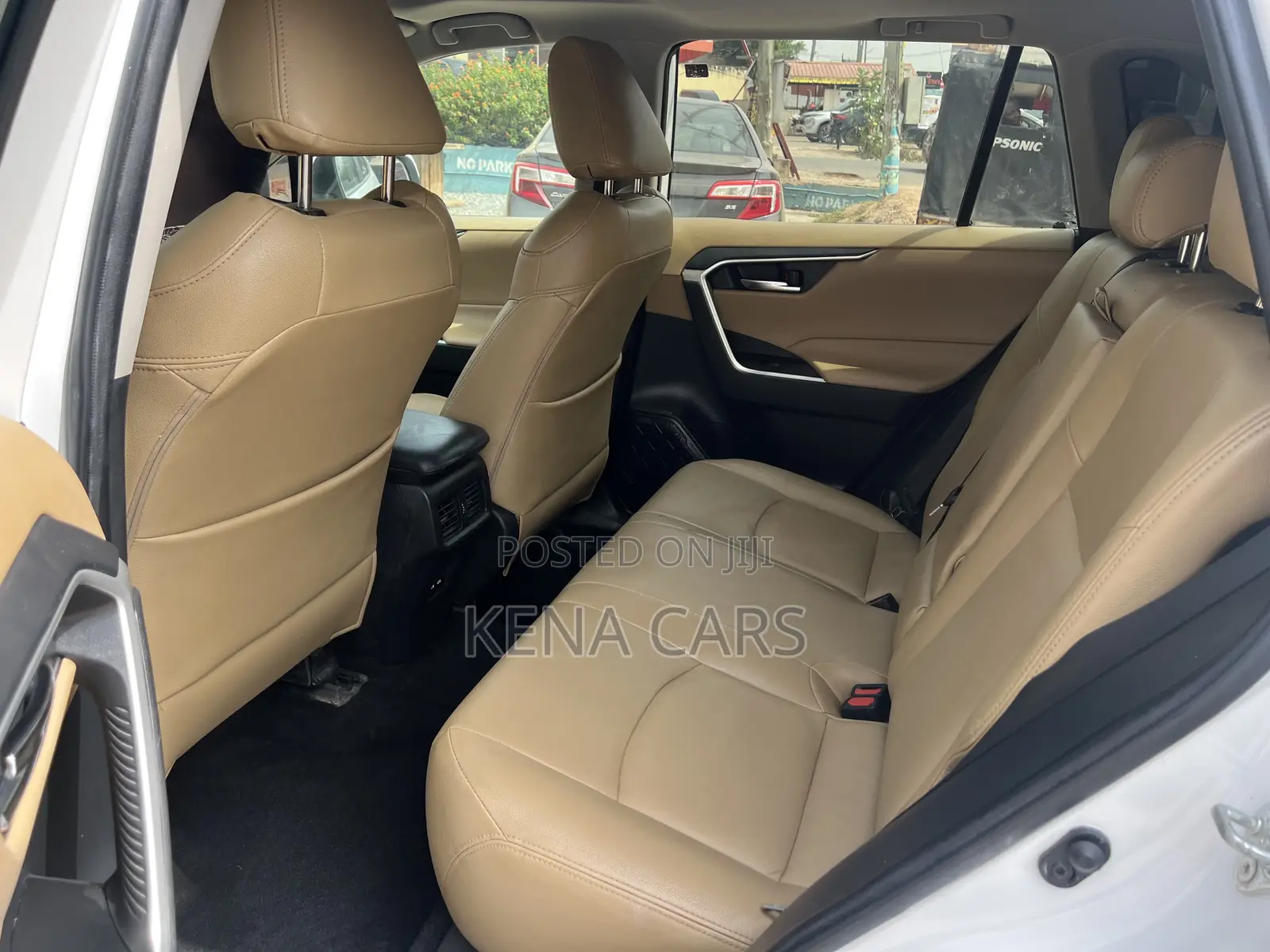 Toyota RAV4 XLE 2021 White
