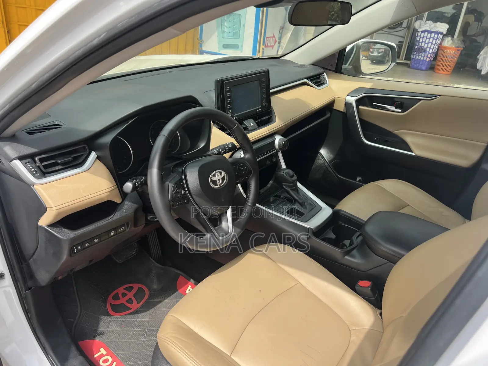 Toyota RAV4 XLE 2021 White
