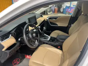 Toyota RAV4 XLE 2021 White