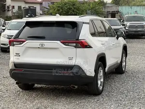 Toyota RAV4 XLE 2021 White
