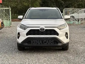 Toyota RAV4 XLE 2021 White