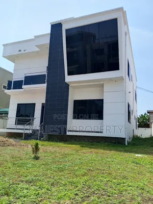 4bdrm Duplex in Community 18, Spintex for rent