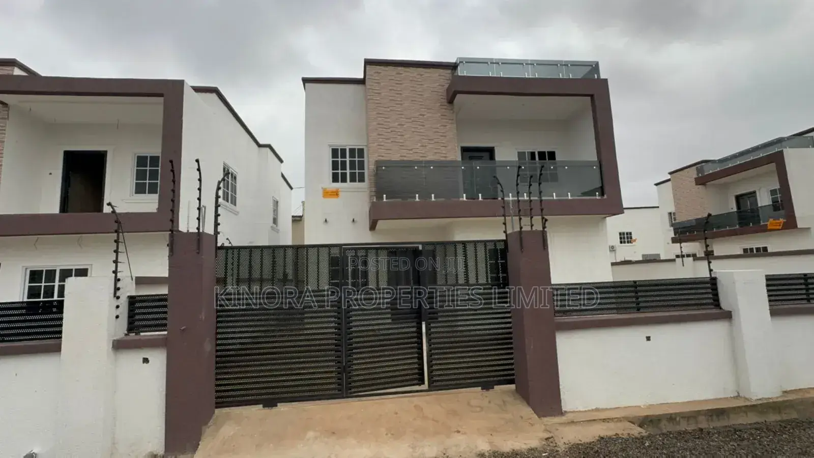 5bdrm Duplex in Tema for sale