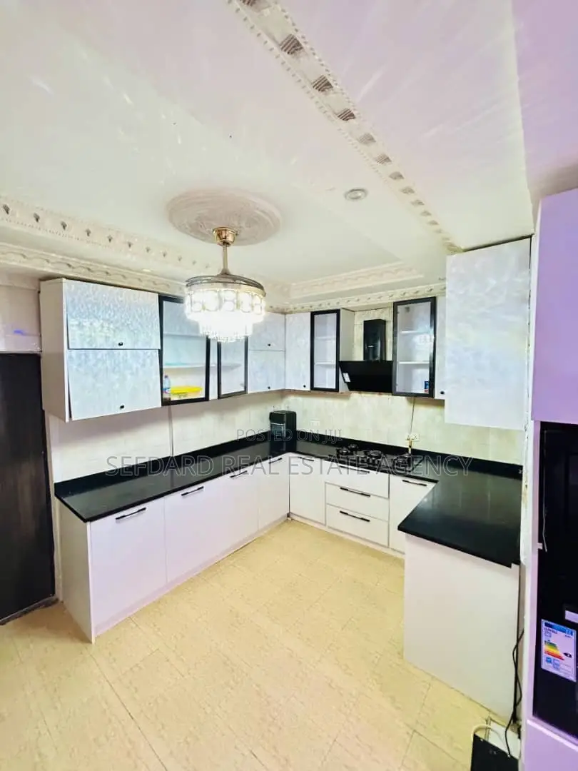 7bdrm Mansion in East Legon for sale