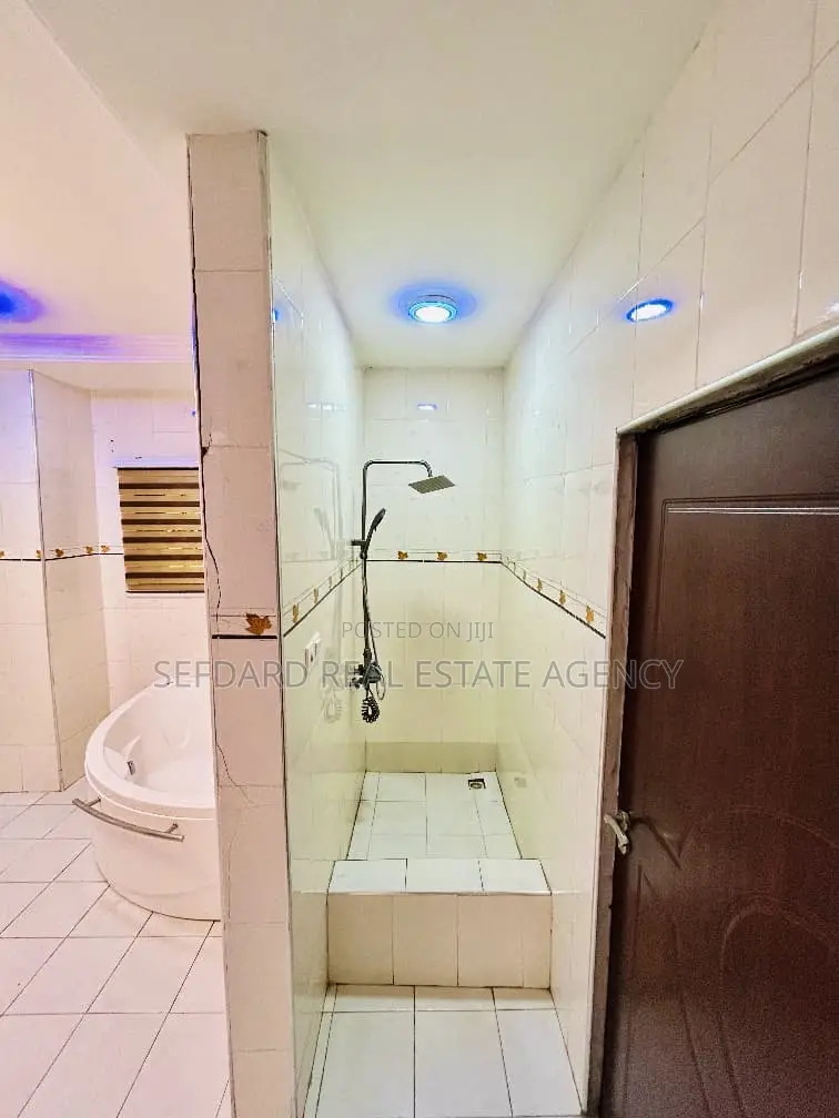 7bdrm Mansion in East Legon for sale