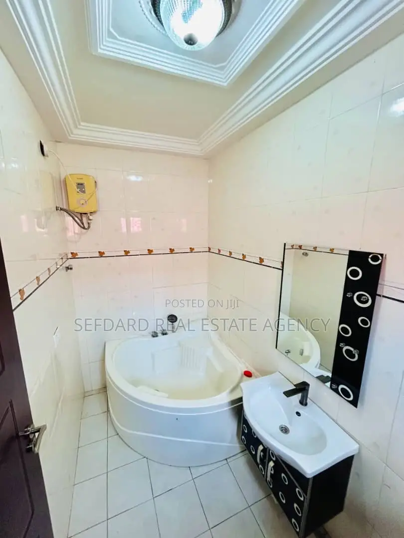 7bdrm Mansion in East Legon for sale