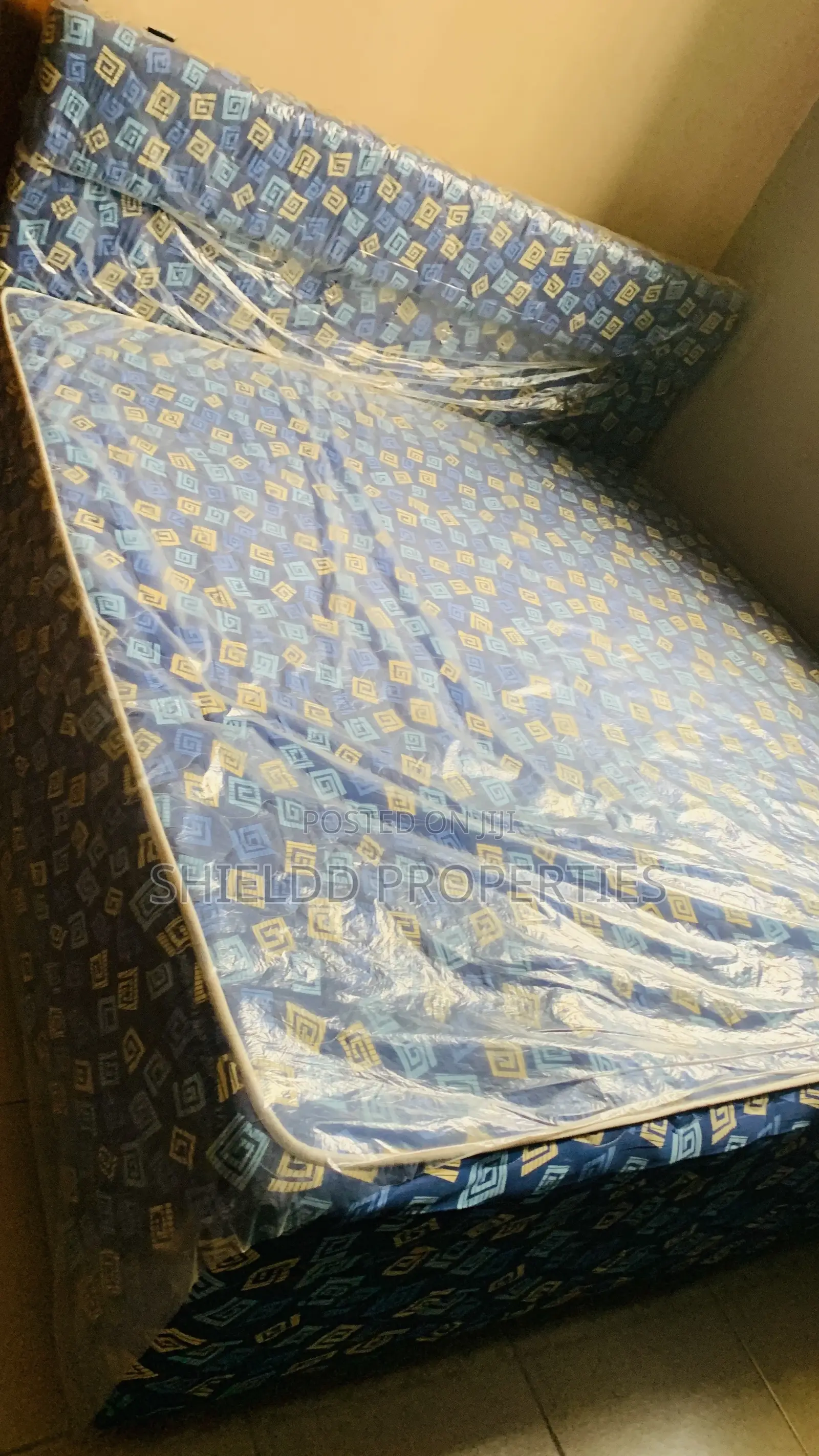Inbuilt Queen Size Bed.