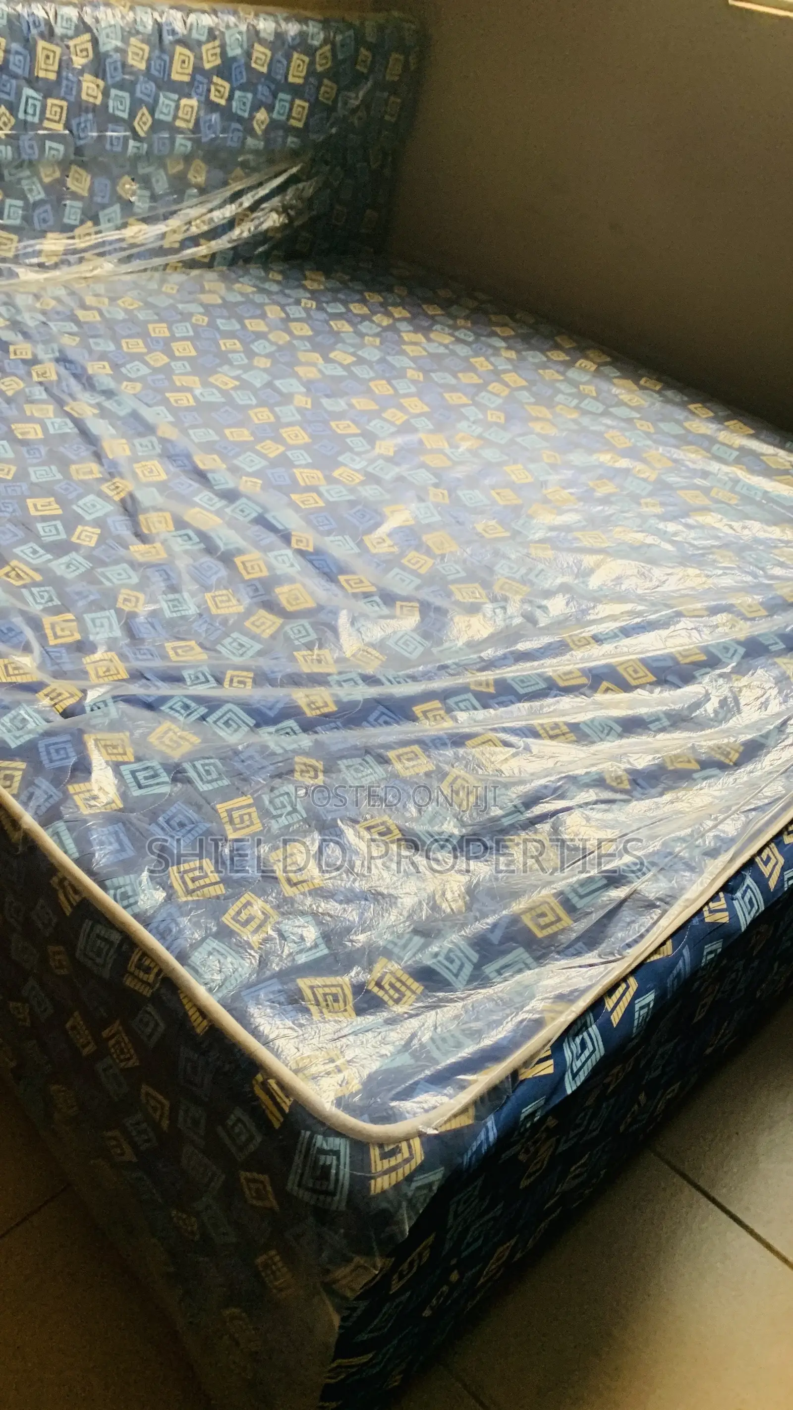 Inbuilt Queen Size Bed.