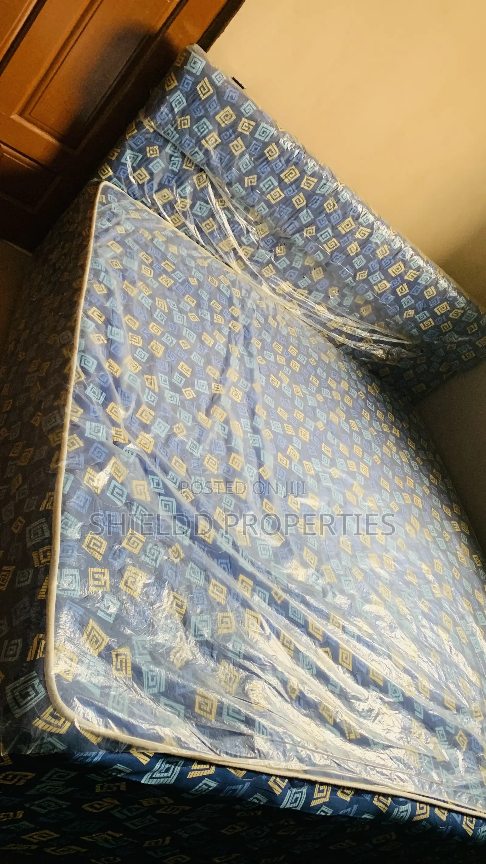 Inbuilt Queen Size Bed.