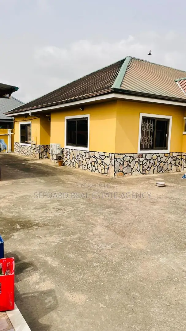 5bdrm House in Pokuase for sale