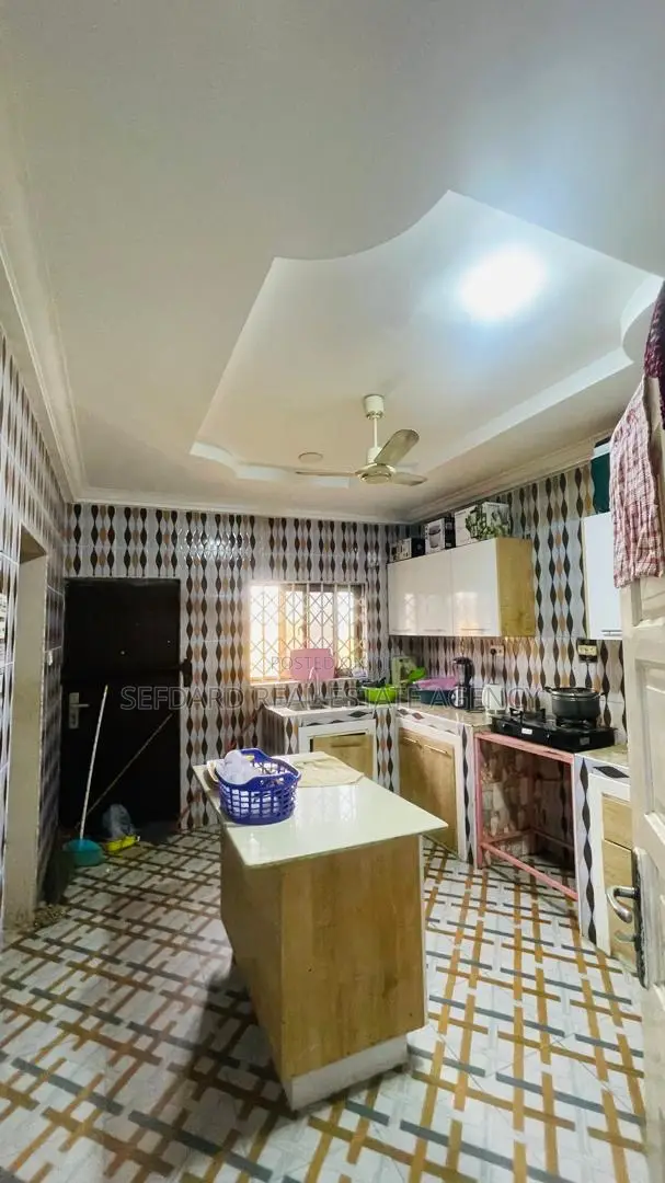 5bdrm House in Pokuase for sale
