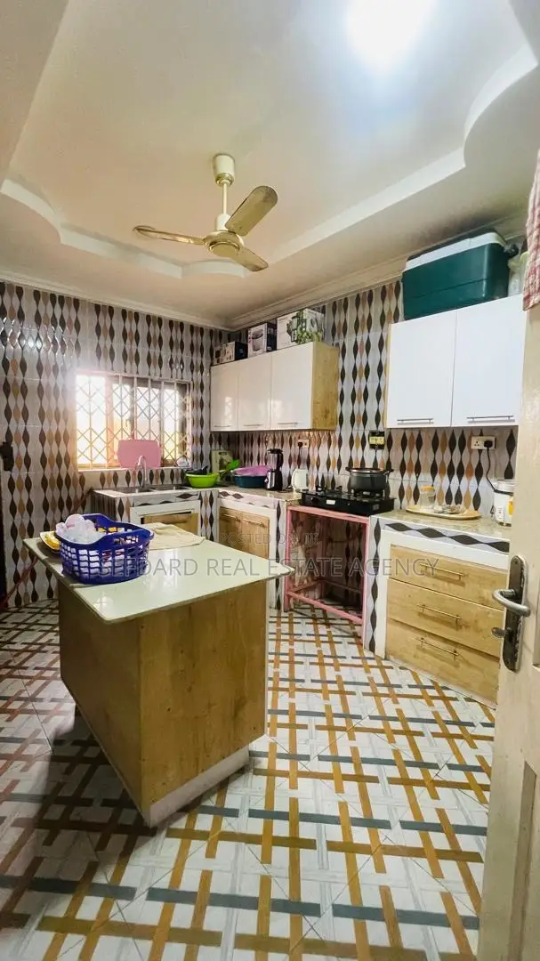 5bdrm House in Pokuase for sale