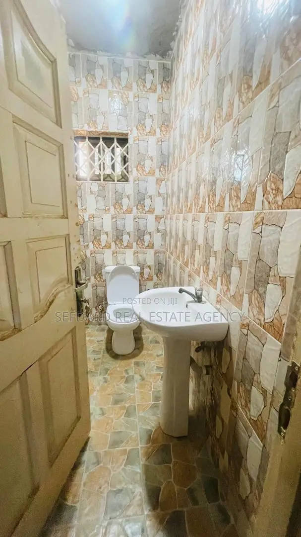 5bdrm House in Pokuase for sale