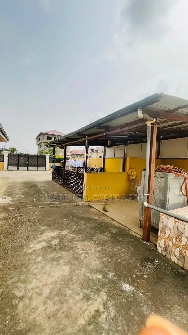 5bdrm House in Pokuase for sale
