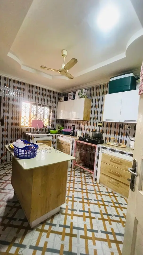 5bdrm House in Pokuase for sale