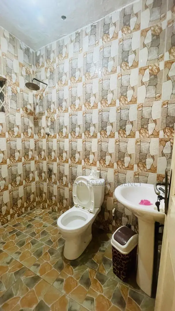 5bdrm House in Pokuase for sale