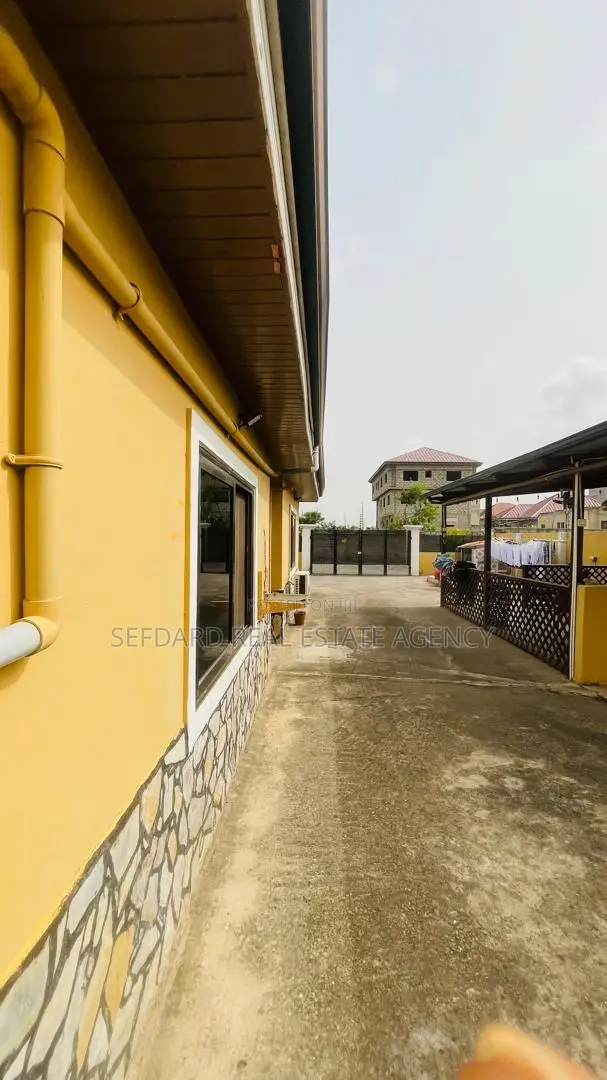 5bdrm House in Pokuase for sale