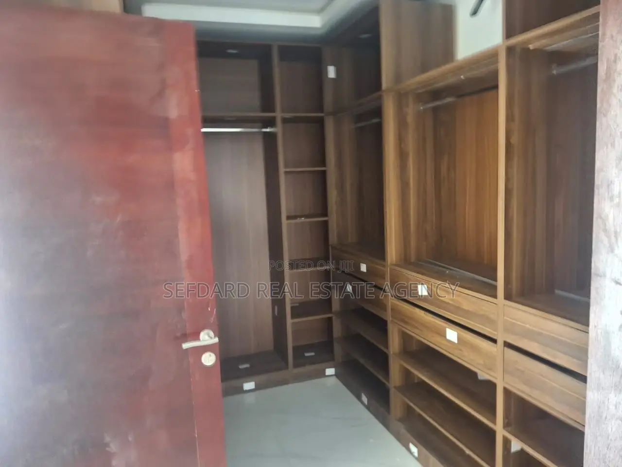 6bdrm House in East Legon for sale