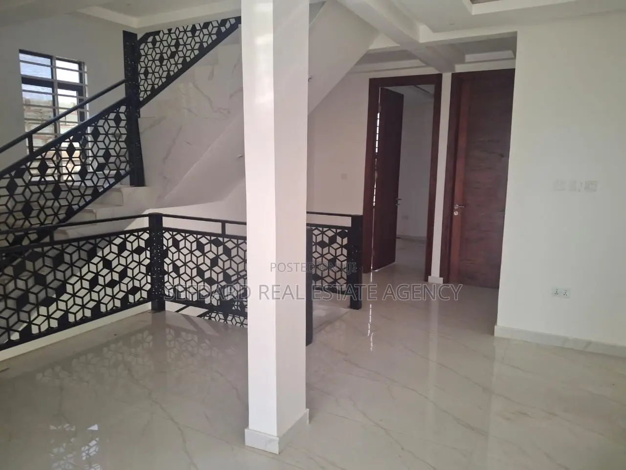 6bdrm House in East Legon for sale