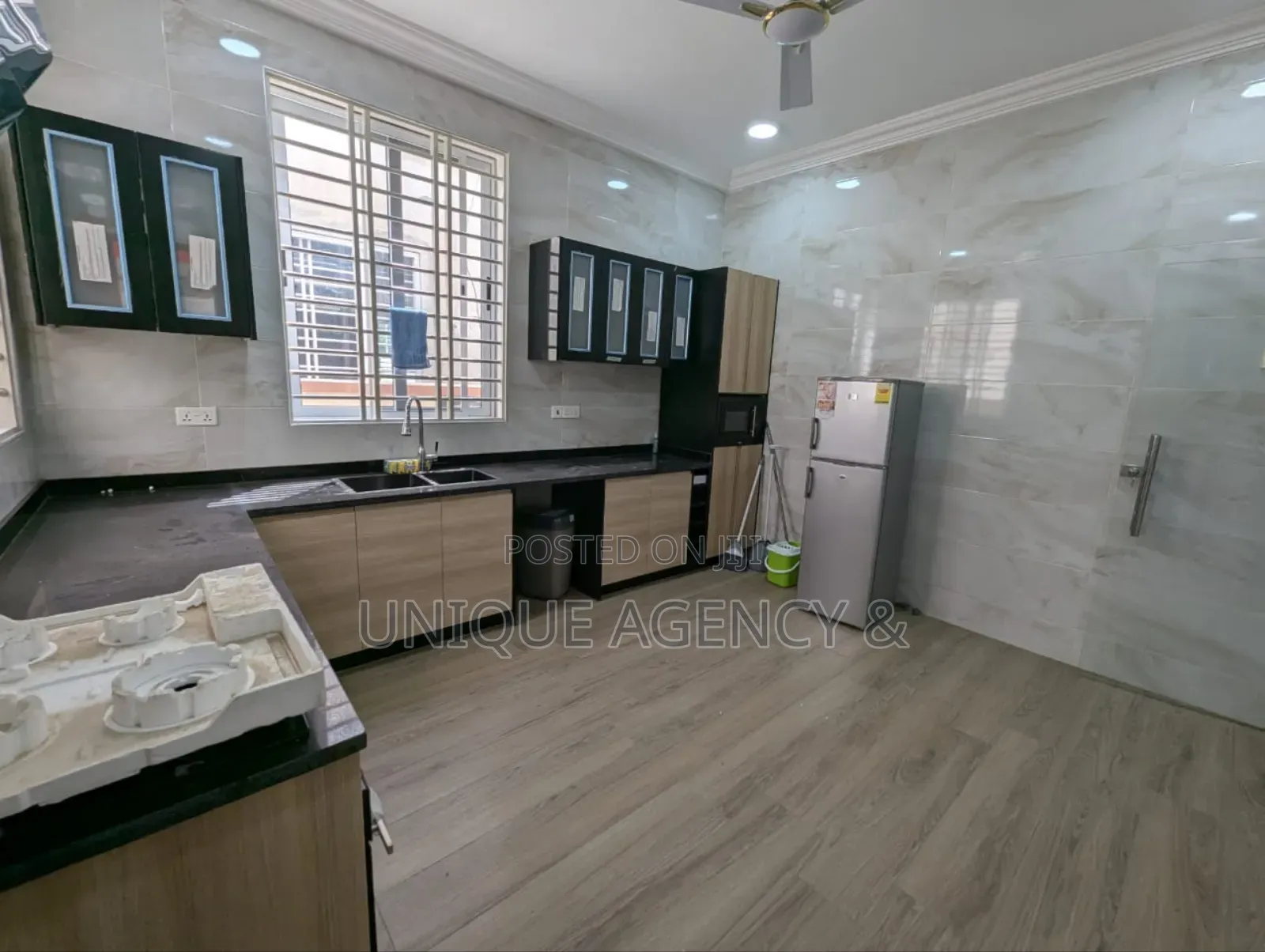 8bdrm Apartment in Spintex for sale
