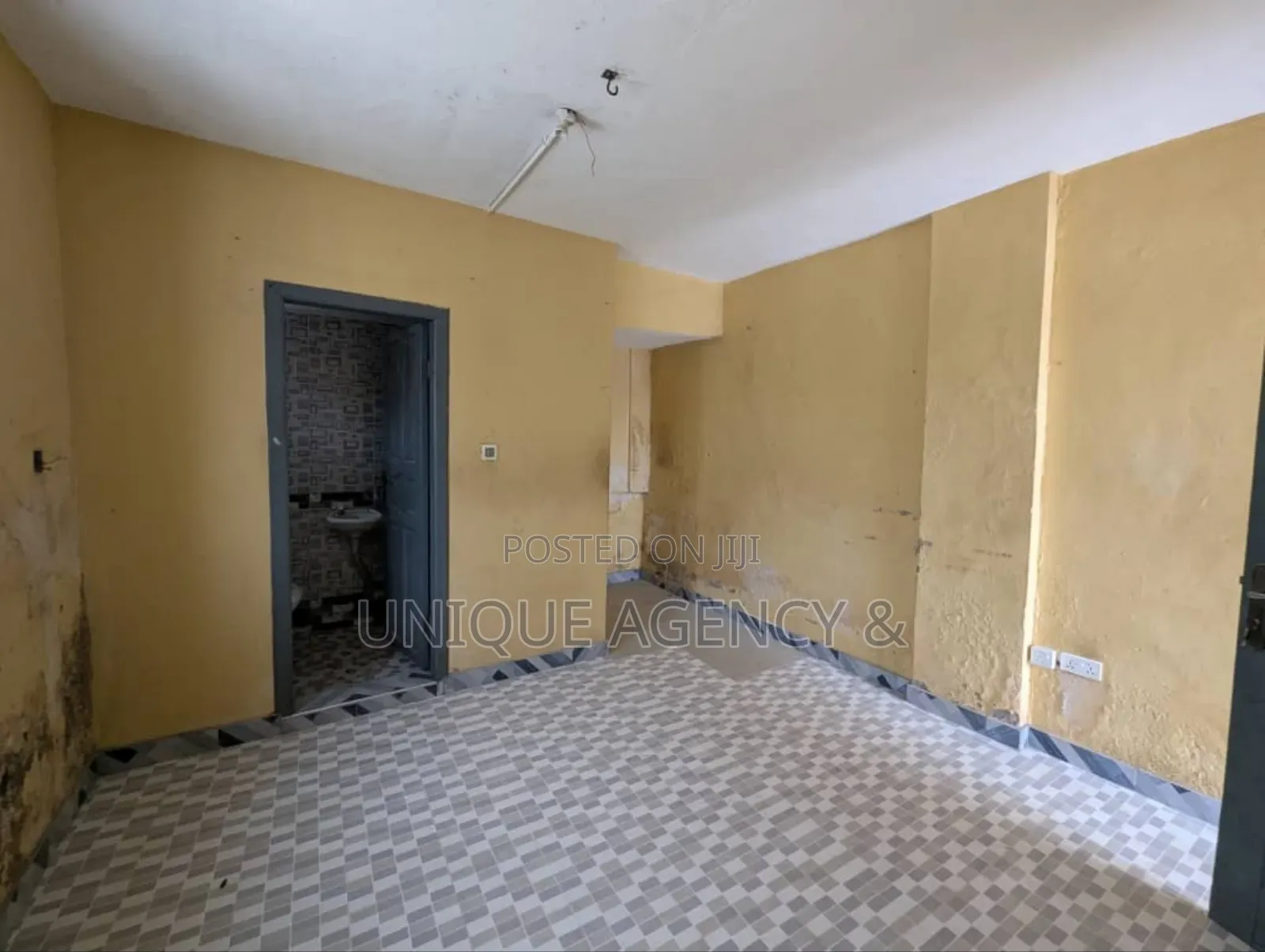 8bdrm Apartment in Spintex for sale