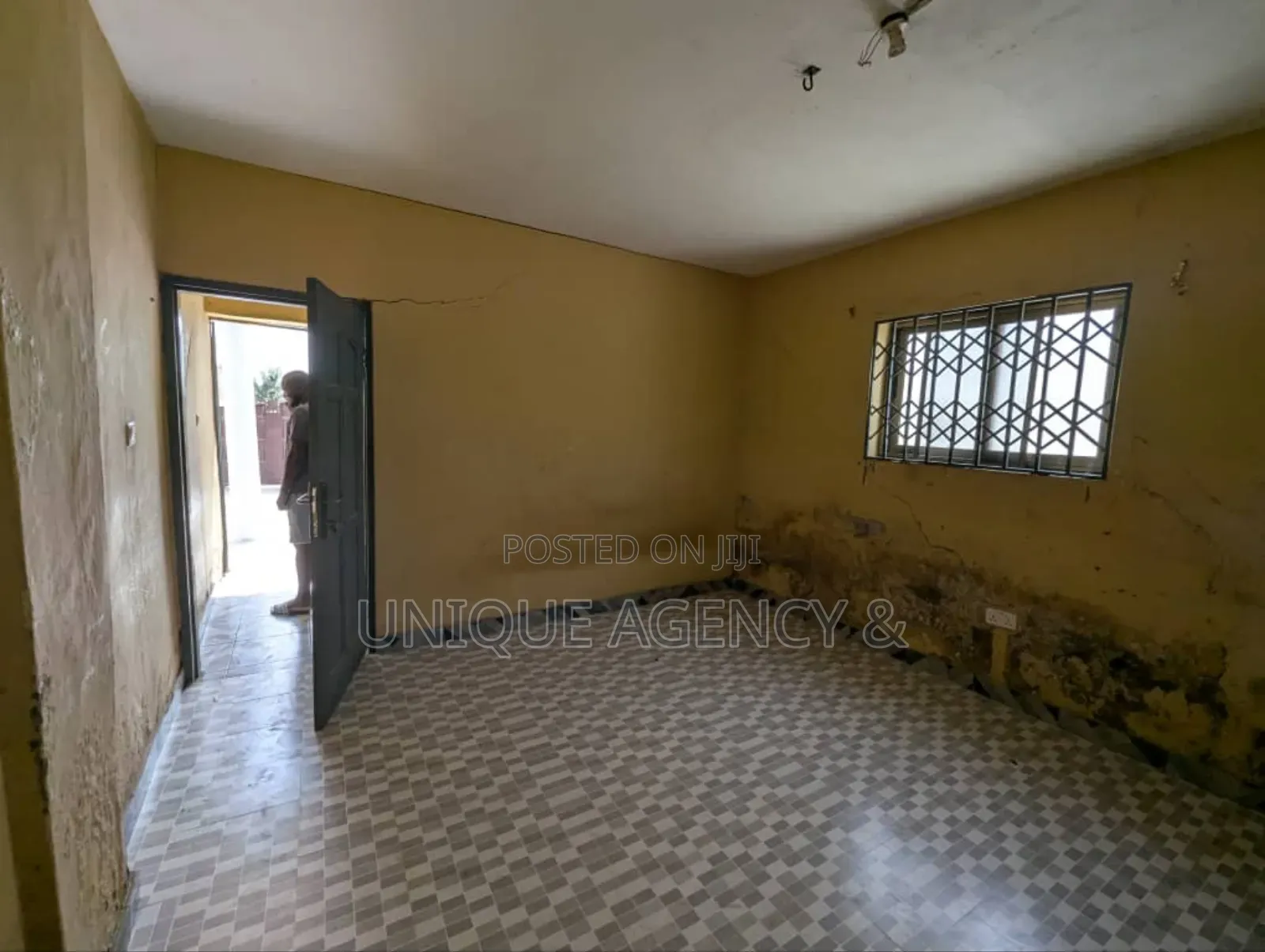 8bdrm Apartment in Spintex for sale