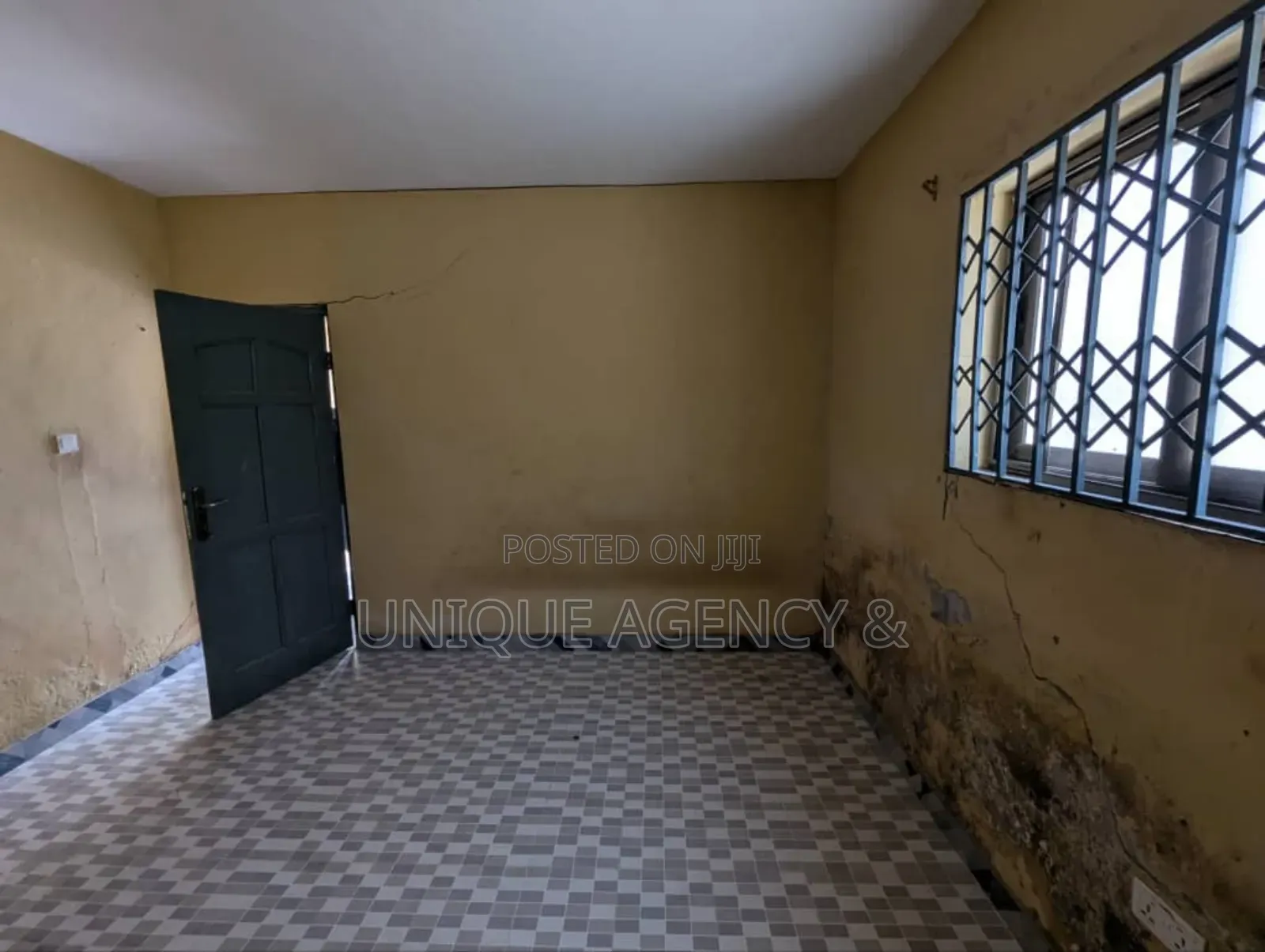 8bdrm Apartment in Spintex for sale
