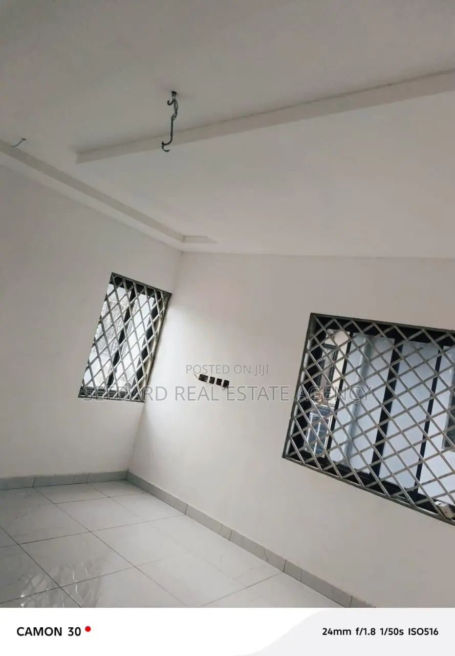 8bdrm Apartment in Ablekuma for sale