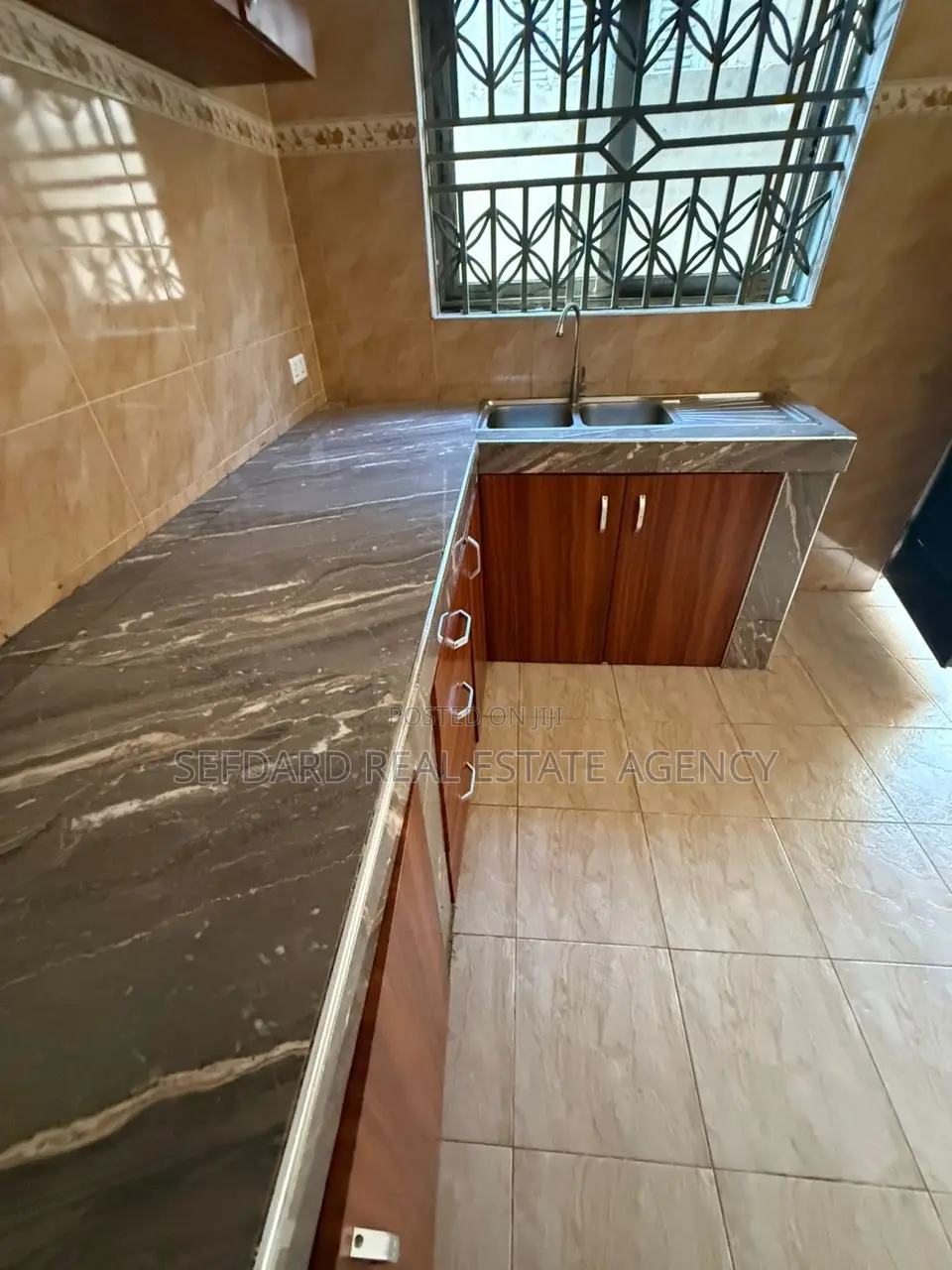 8bdrm Apartment in Ablekuma for sale