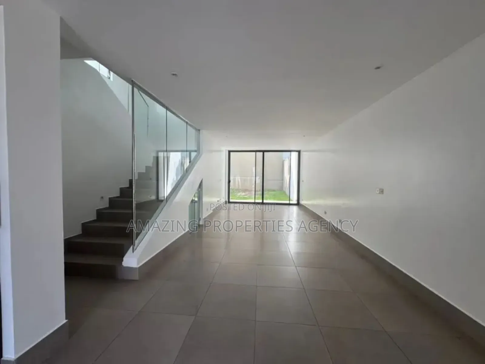 4bdrm Townhouse / Terrace in Cantonment, Cantonments for rent