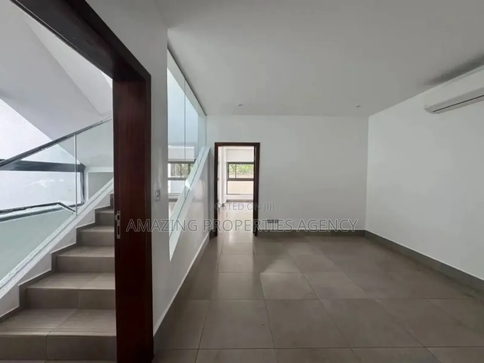 4bdrm Townhouse / Terrace in Cantonment, Cantonments for rent